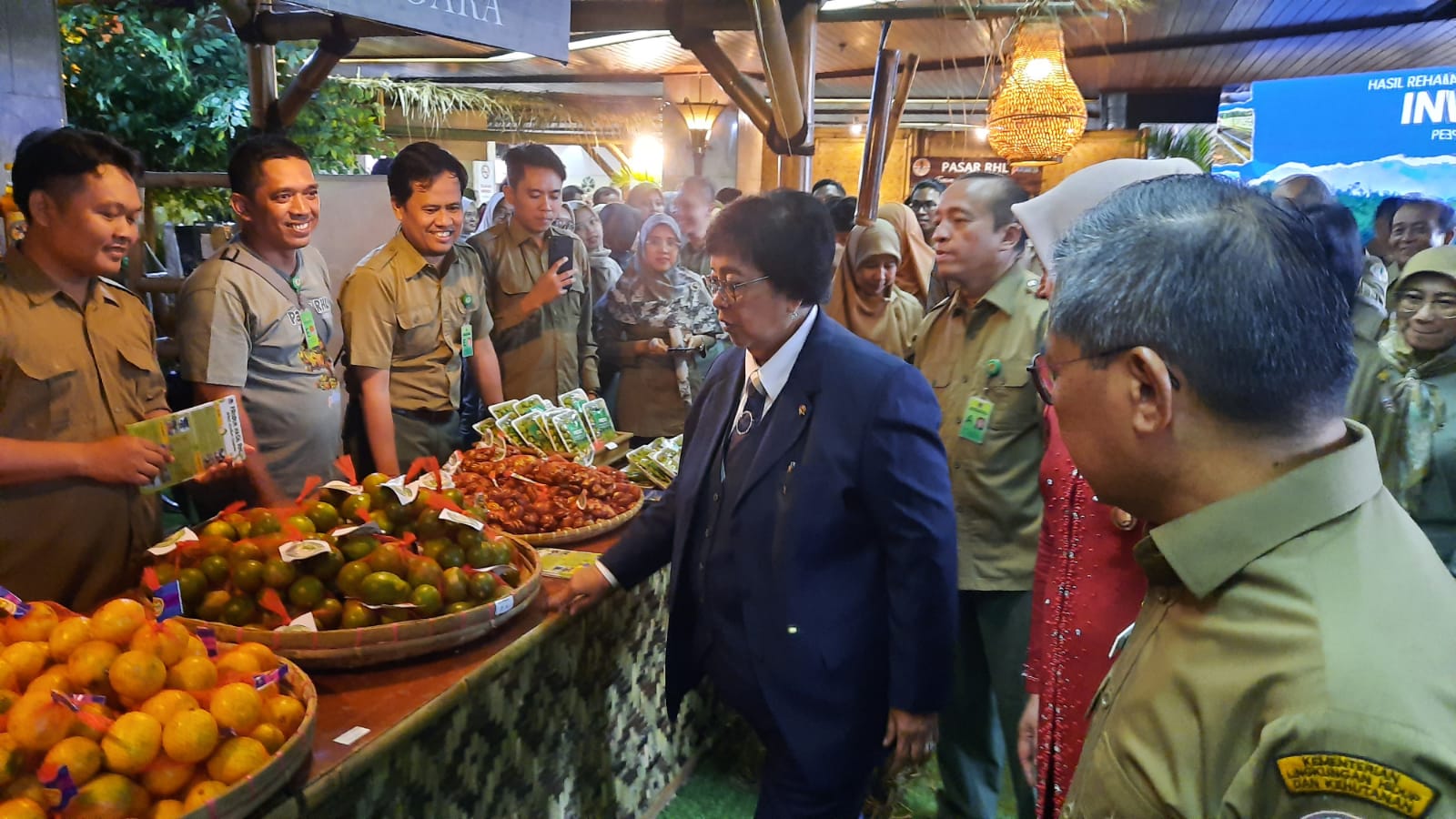 Menteri KLHK Siti Nurbaya Bakar meninjau kegiatan pameran RHL