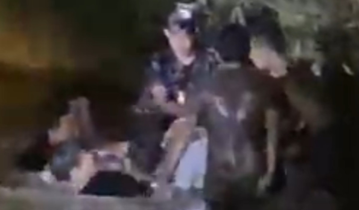 Warga mengevakuasi korban.