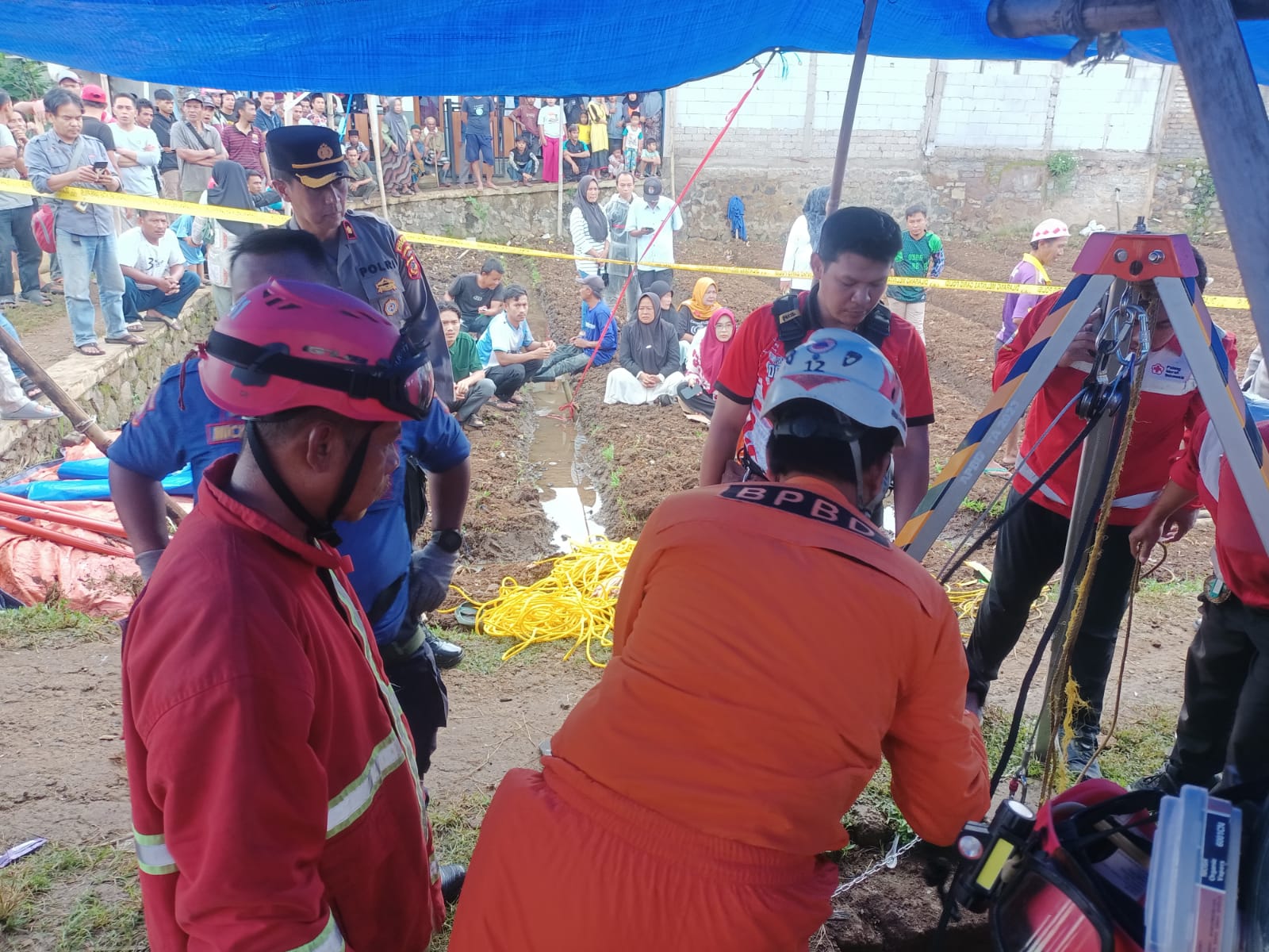 Proses evakuasi empat warga yang tercebur ke dalam sumur di Cianjur.