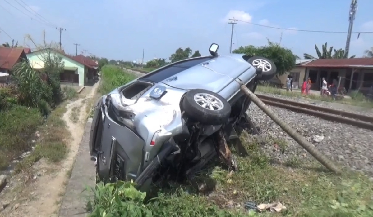 Taksi Online Tertabrak Kereta Api di Deli Serdang, Satu Penumpang Tewas