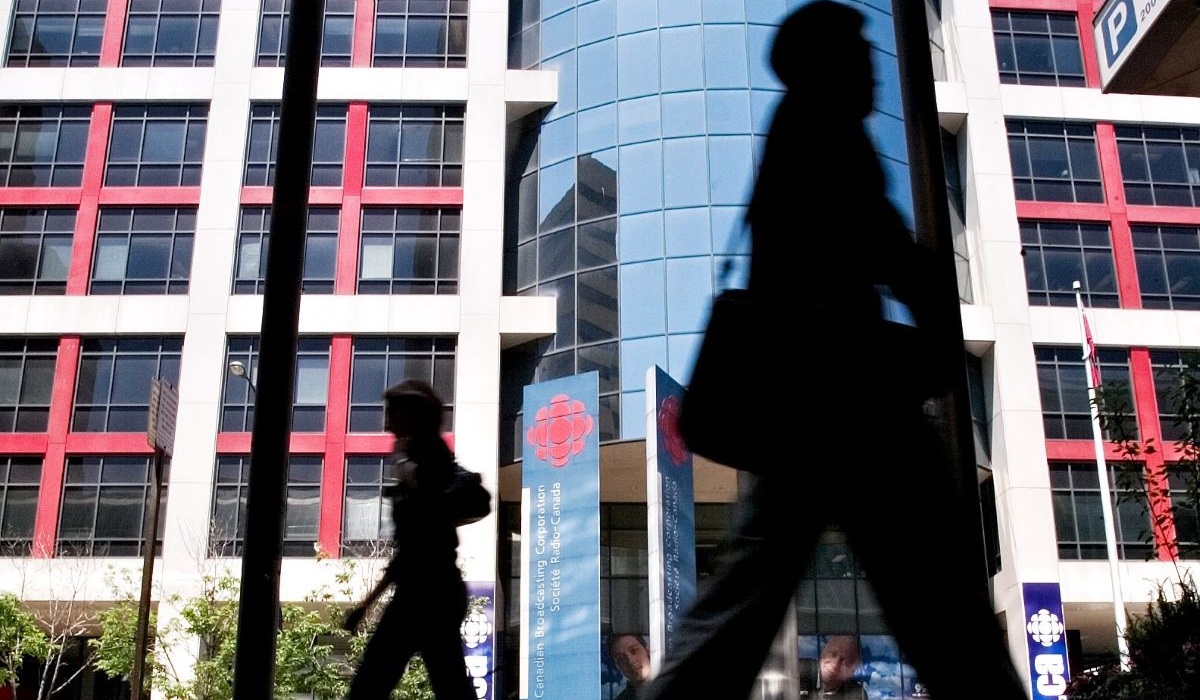 Pejalan kaki berjalan di depan gedung Canadian Broadcasting Corporation (CBC) di pusat kota Toronto pada 7 Juni 2006.