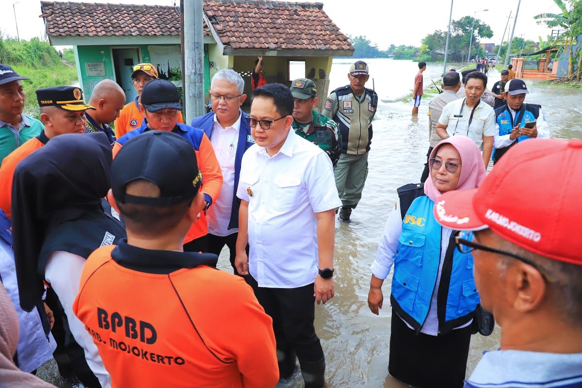 Penjabat Gubernur Jawa Timur Adhy Karyono bersama perangkat daerah di lokasi bencana.