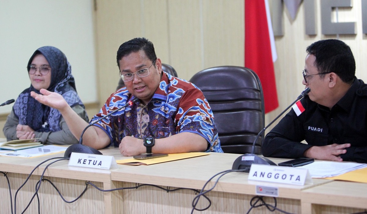 Ketua Badan Pengawas Pemilu (Bawaslu) Rahmat Bagja (tengah).