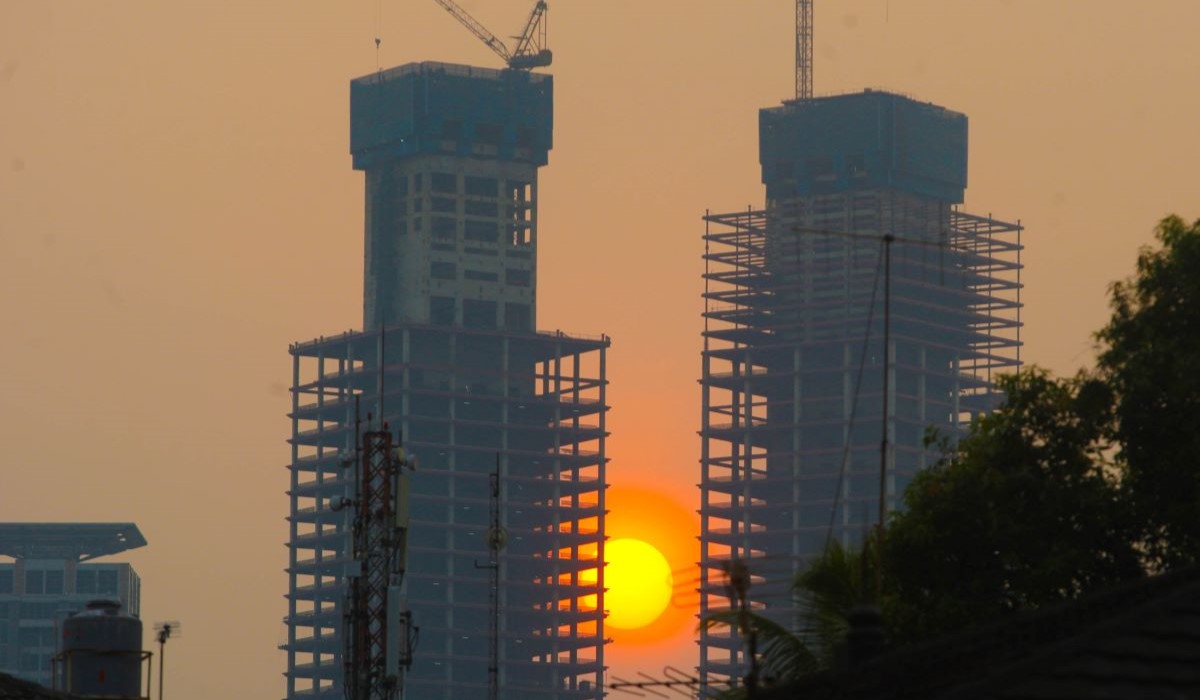 Siluet pembangunan gedung pencakar langit di Jakarta
