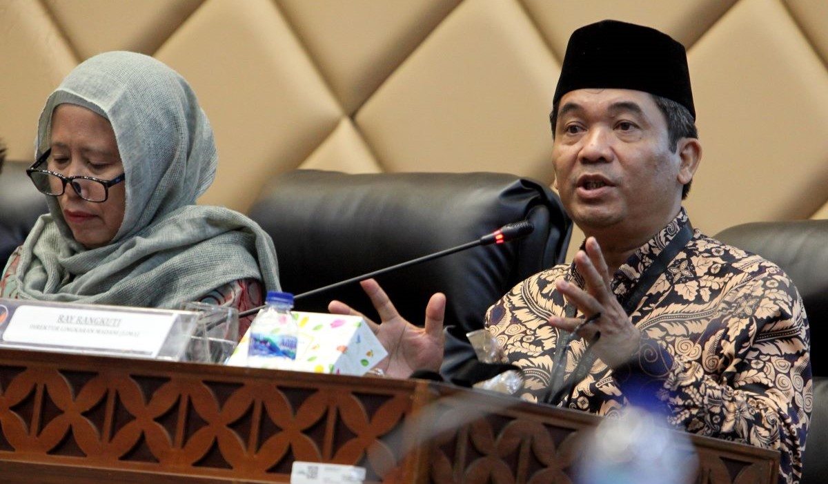 Direktur Lingkar Madani (LIMA) Ray Rangkuti (kanan) dan Pakar Ilmu Politik Chusnul Ma'riyah menyampaikan paparan dalam FGD Partai Nasdem