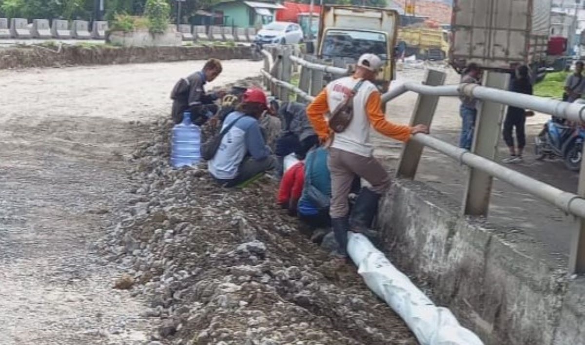 Pekerja sedang memasang pipa untuk saluran drainase Jalingkut Tegal-Brebes. 