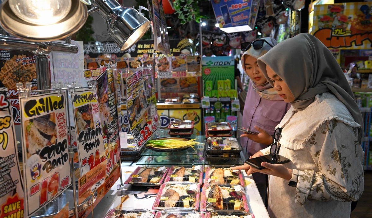 Wanita Malaysia berbelanja makanan di toko Don Don Donki di Kuala Lumpur pada 4 Oktober 2023.