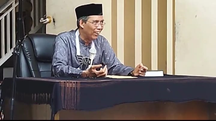 Pengasuh Ponpes Assalafiyah Desa Luwungragi, Kecamatan Bulakamba, Kabupaten Brebes, KH. Subhan Ma'mun sedang menyampaikan tausihah.