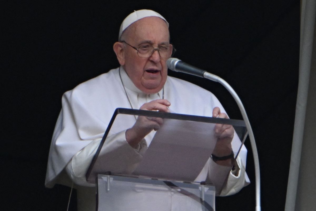 Paus Fransiskus memberi pesan Angelus mingguan.