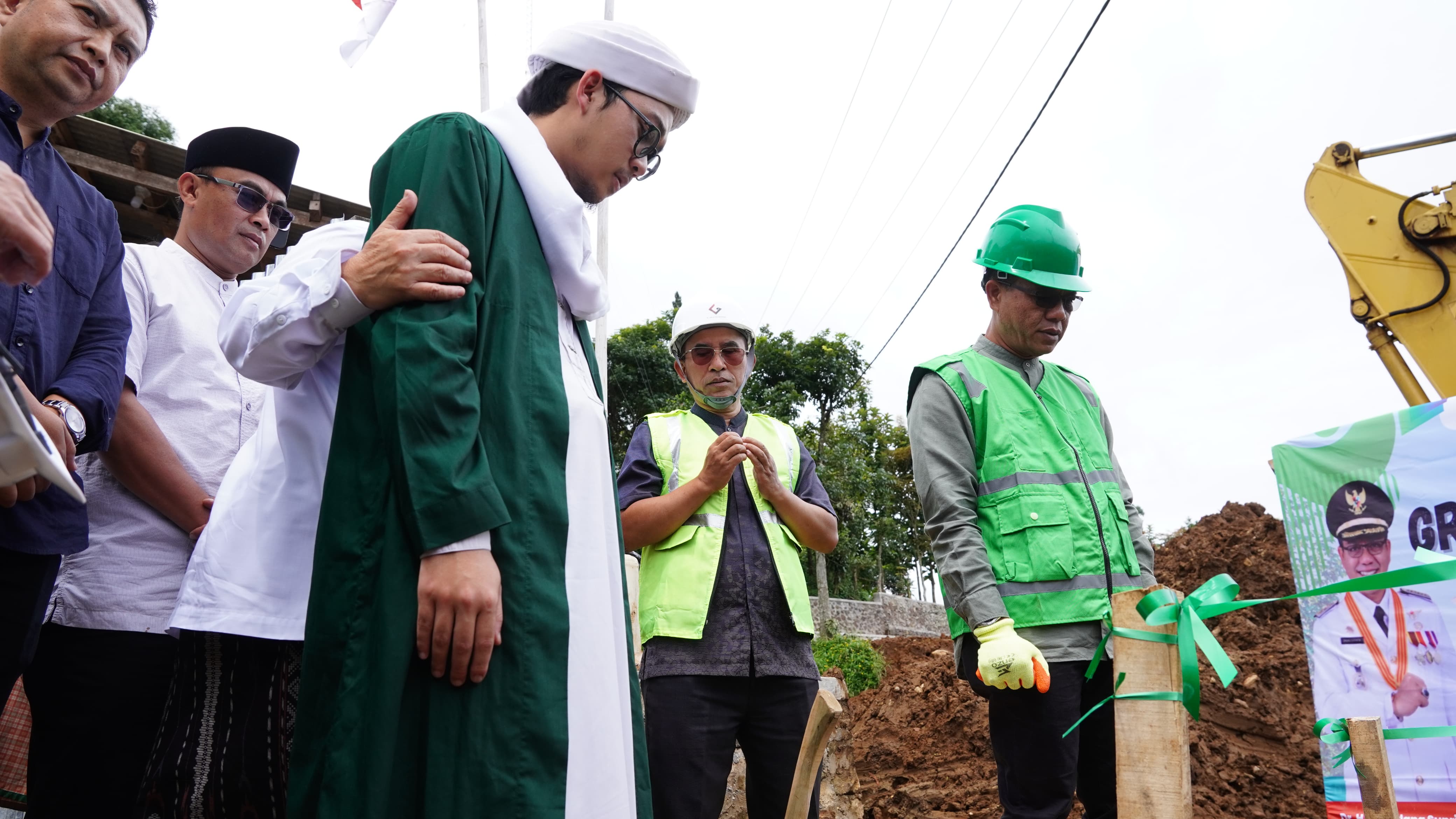 Bupati Bandung Dadang Supriatna melakukan peletakan batu pertama pembangunan RSUD Bedas Pacira