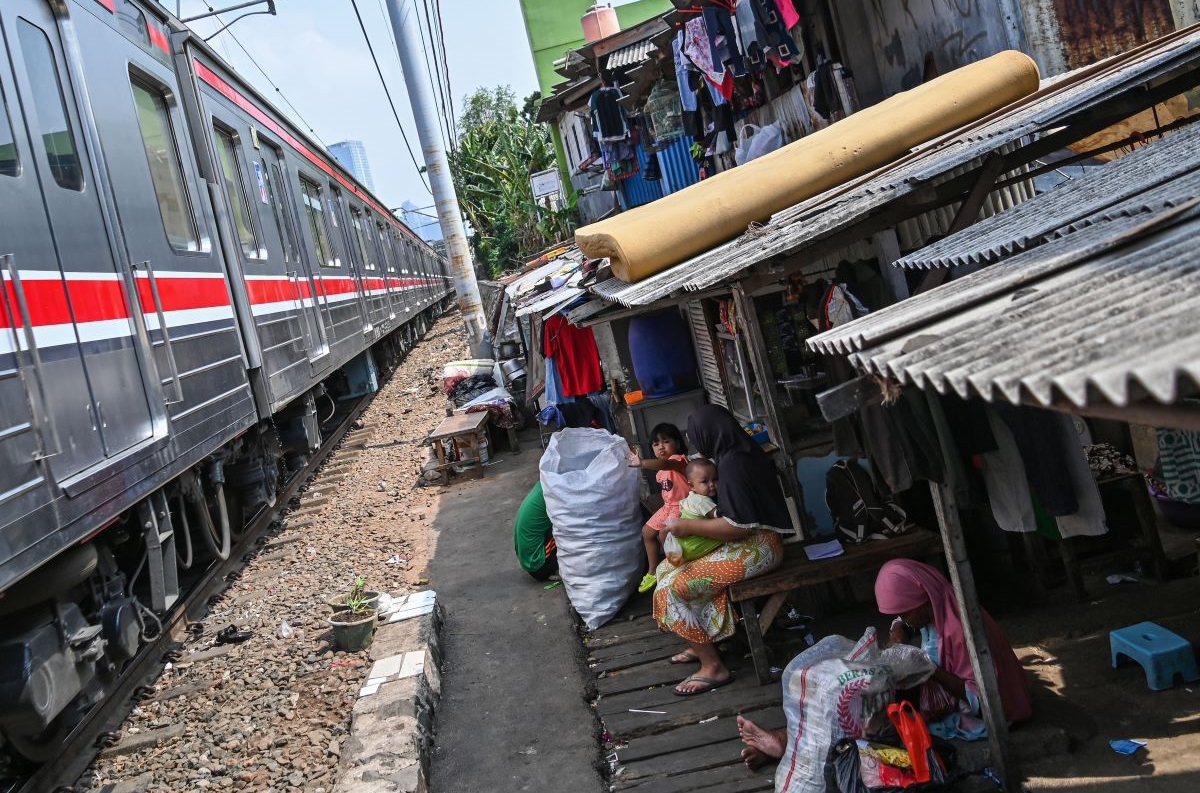 Sejumlah warga berada di pinggir jalur kereta api di Tanah Abang, Jakarta, Jumat (20/10/2023).