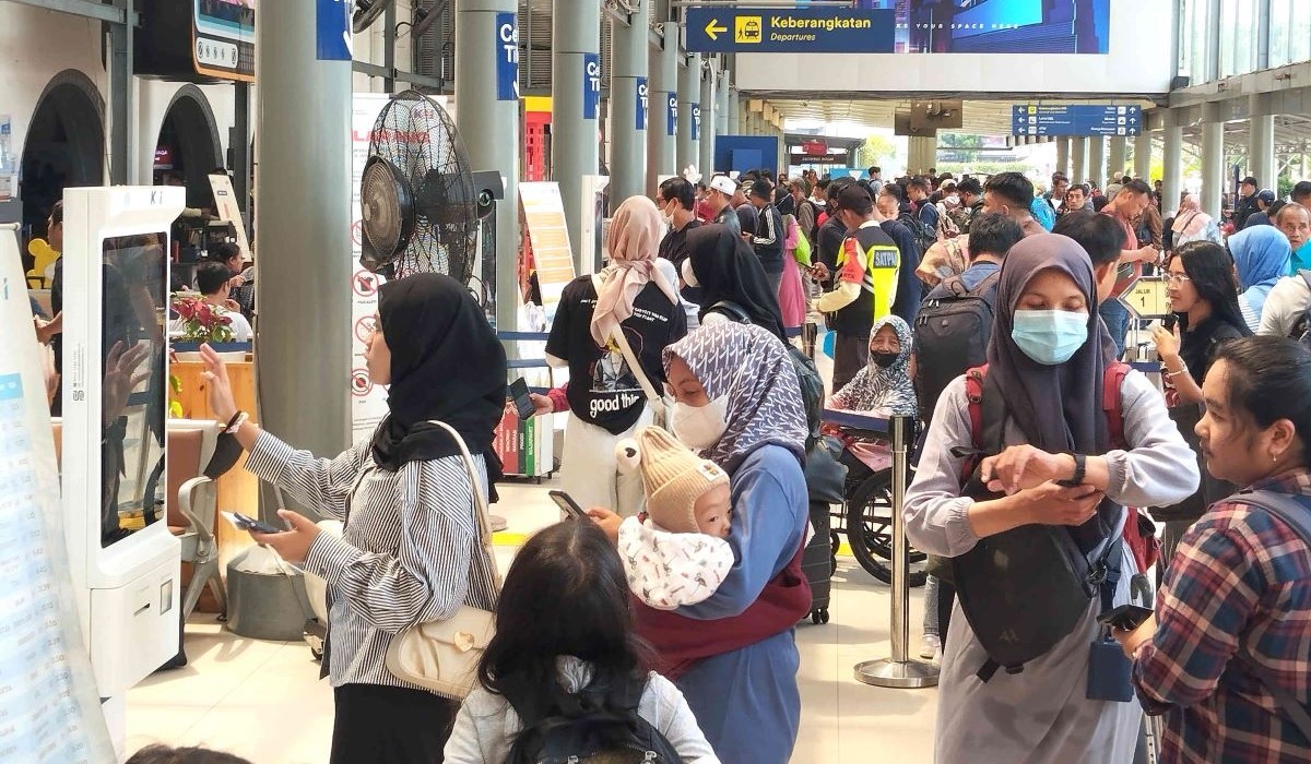 penumpang di Stasiun Pasar Senen