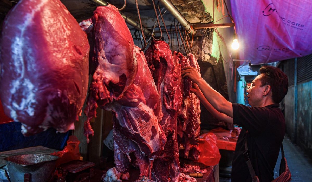 Ilustrasi: Pedagang menata daging sapi yang dijual