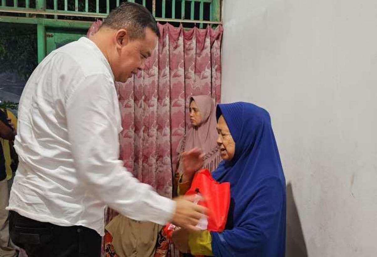 Tri mengajak semua pihak untuk sering mengunjungi warga tidak mampu.