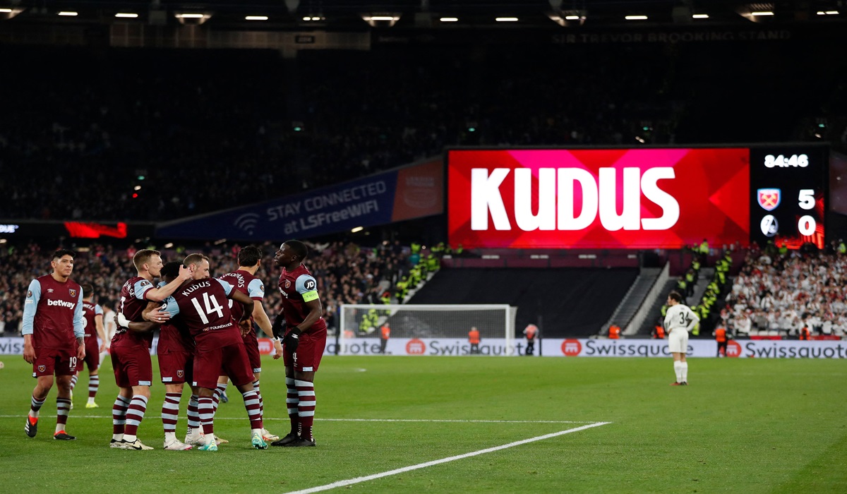 Penyerang West Ham United Mohammed Kudus melakukan selebrasi usai mencetak gol ke gawang Freiburg di laga Liga Europa.