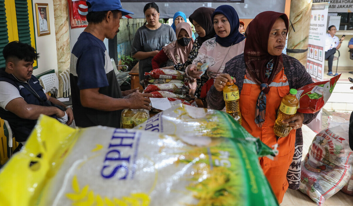 Warga membeli Beras Program Stabilisasi Pasokan dan Harga Pangan (SPHP) ukuran 5 kilogram di Jakarta.