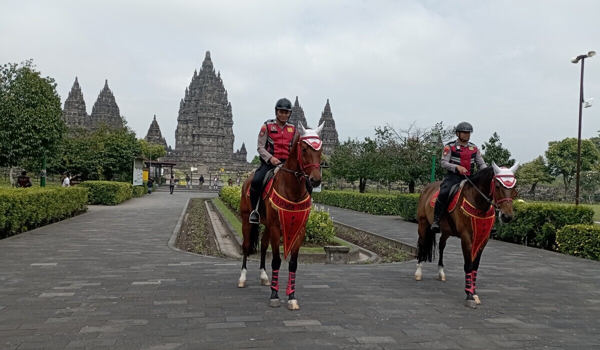 Dua polisi berkuda menjaga Candi Prambanan dalam ramgkaian Nyepi.