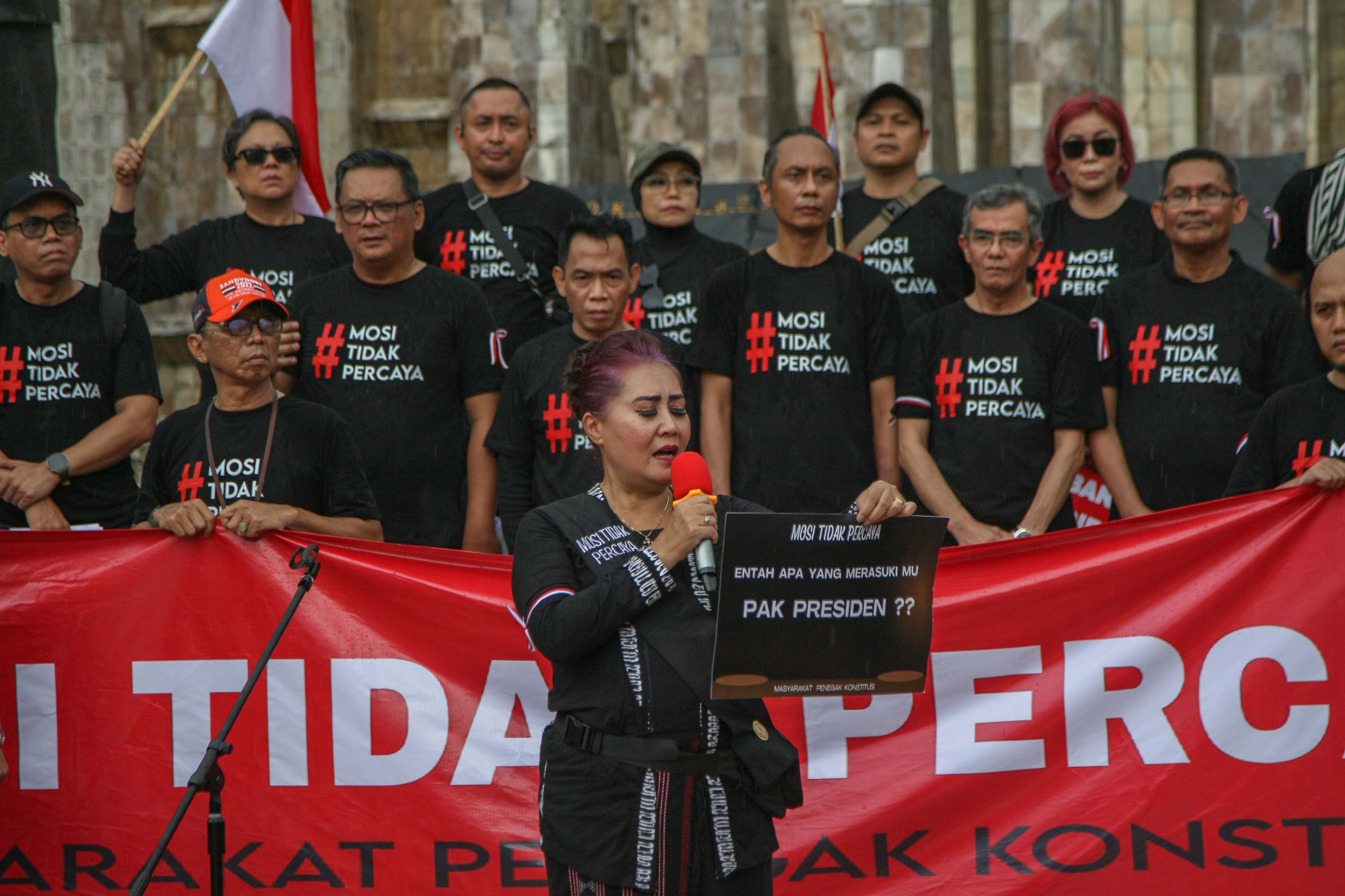 Massa aksi dari Masyarakat Penegak Konsistusi membacakan seruan mosi tidak percaya di Monumen Tugu Proklamasi, Menteng, Jakarta