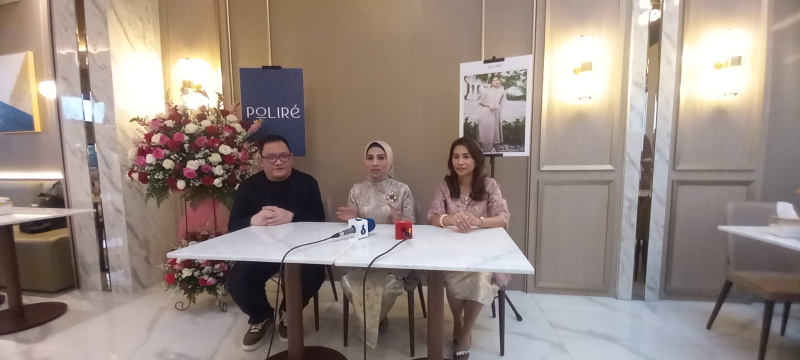 Sri Suparni Bahlil (tengah), dan  Susi Ginting(kanan) dalam konferensi pers peluncuran koleksi Raya dari Polire di Jakarta, Jumat (1/3/2024)