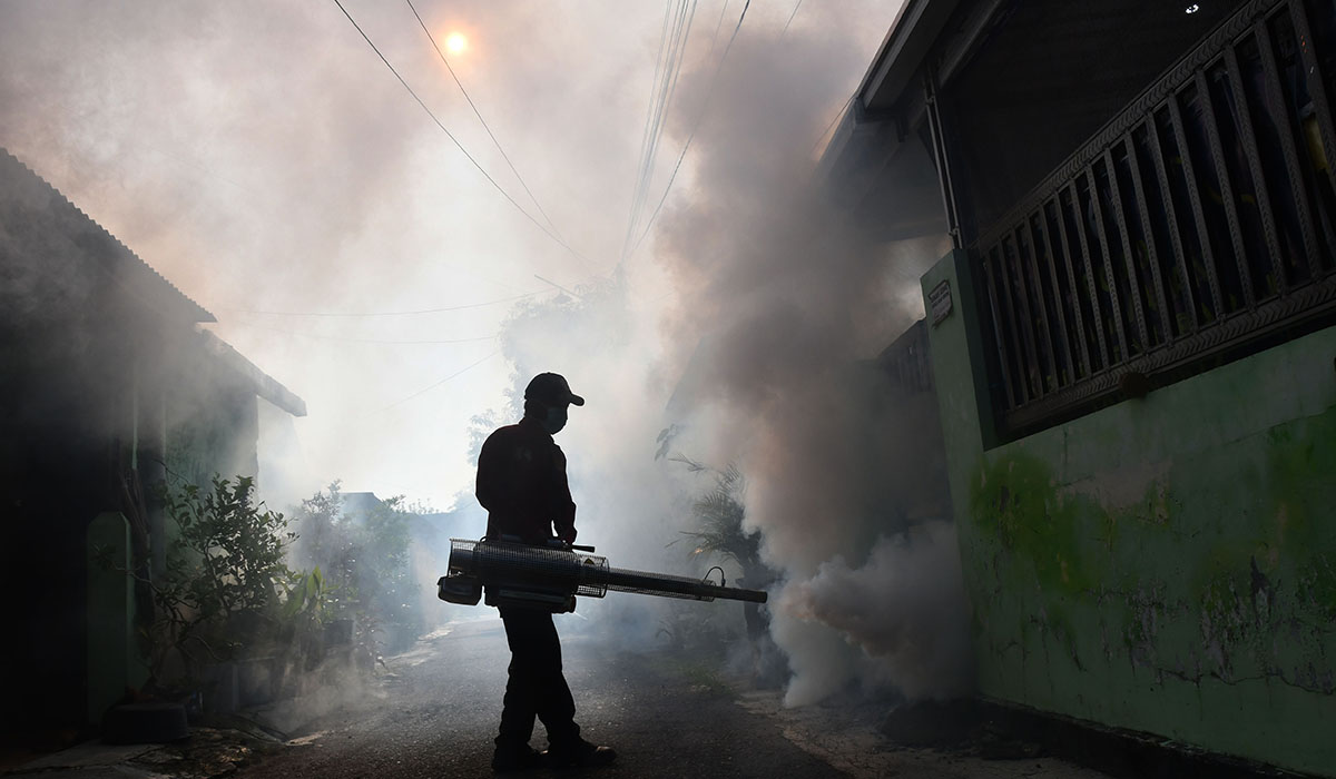 Petugas melakukan pengasapan untuk pencegahan perkembangbiakan nyamuk Aedes aegypti.
