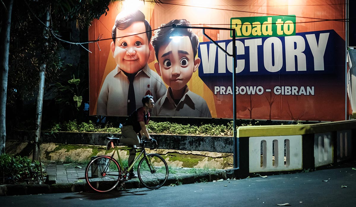 Baliho bergambar ilustrasi Prabowo Subianto dan Gibran Rakabuming Raka di Surakarta, Jawa Tengah.