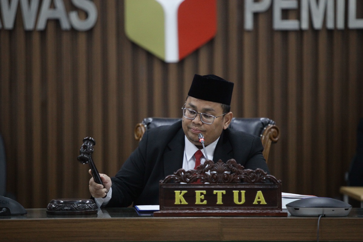 Bawaslu menjatuhkan saksi teguran kepada KPU yang terbukti membiarkan keberatan dari saksi Partai Demokrat.