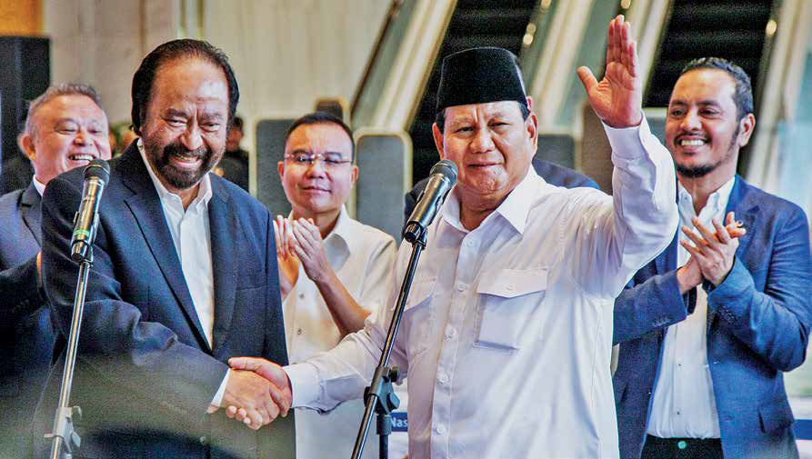 Ketum Partai NasDem Surya Paloh (kiri) berjabat tangan dengan presiden terpilih Prabowo Subianto seusai menggelar pertemuan kemarin.