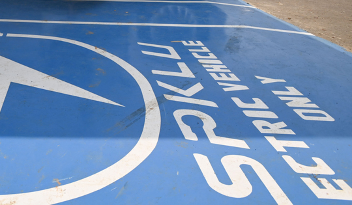 Ilustrasi tempat pengisian daya kendaraan listrik.