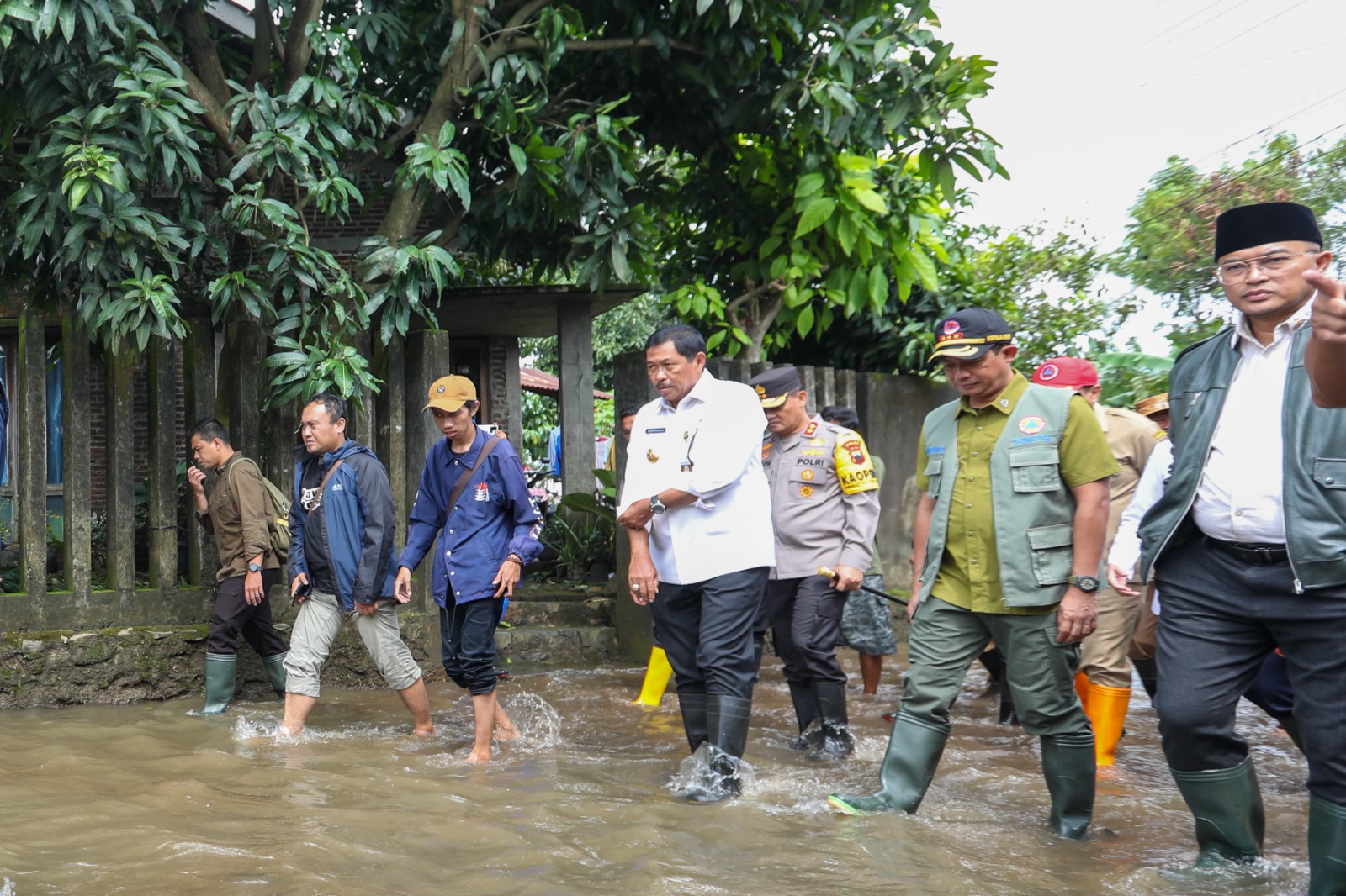 Pj Gubernur Jawa Tengah, Nana Sudjana meninjau langsung lokasi banjir di Kabupaten Jepara dan Kabupaten Demak. 