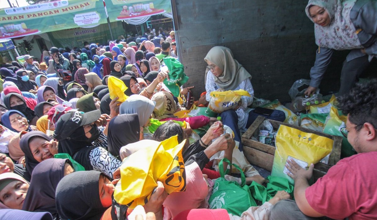 Warga antre membeli sembako saat gelar pangan murah di Karadenan, Cibinong, Kabupaten Bogor, Jawa Barat, Selasa (20/2/2024).