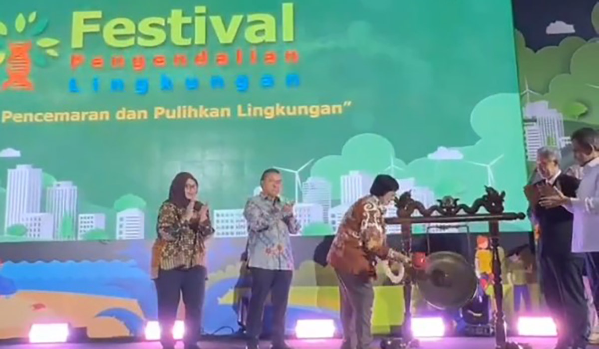 Menteri LHK Siti Nurbaya (ketiga dari kiri) membuka Fesitval Pengendalian Lingkungan 2024, Selasa (23/4).