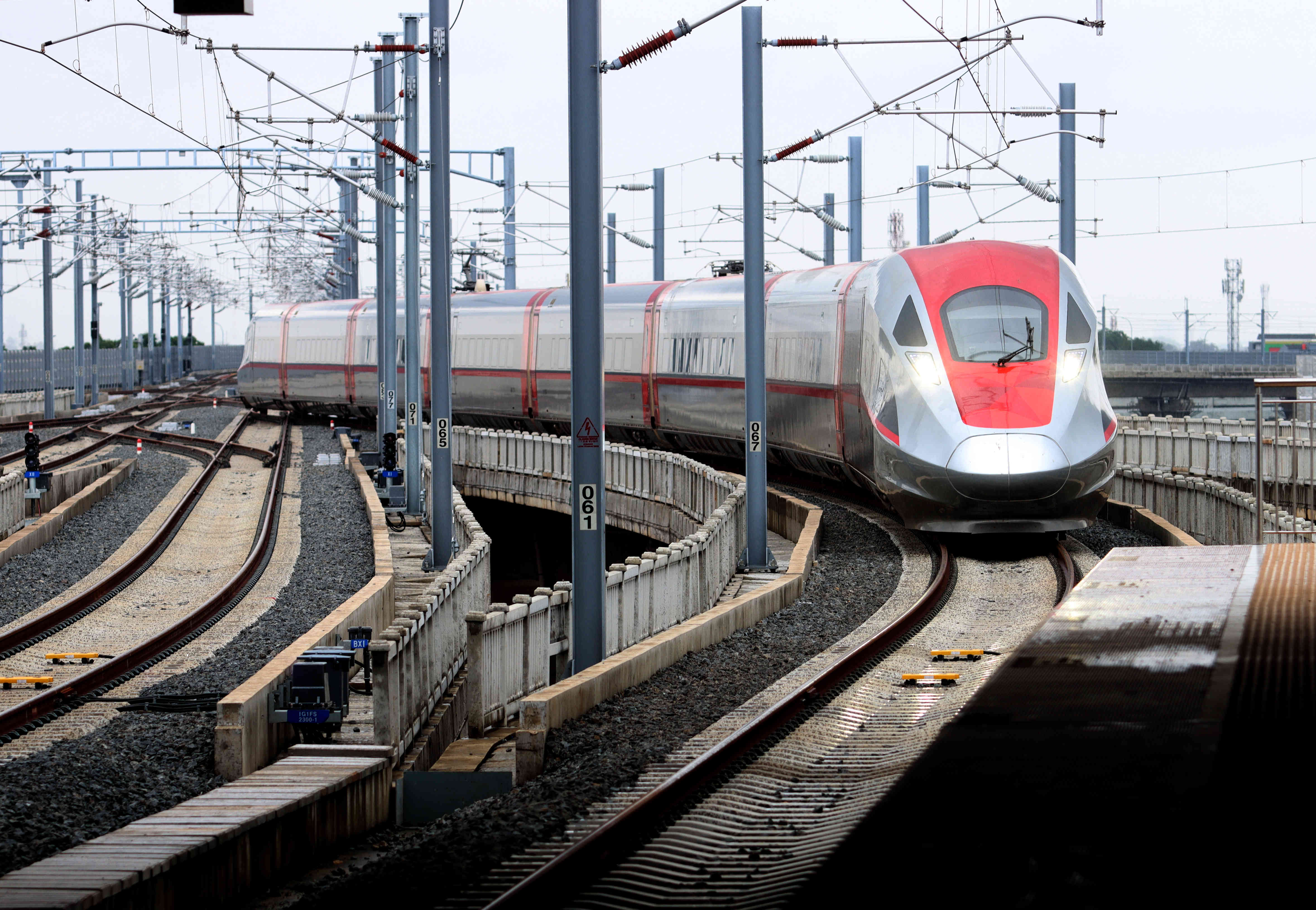 Kereta cepat Whoosh melaju memasuki Stasiun Halim, Jakarta.