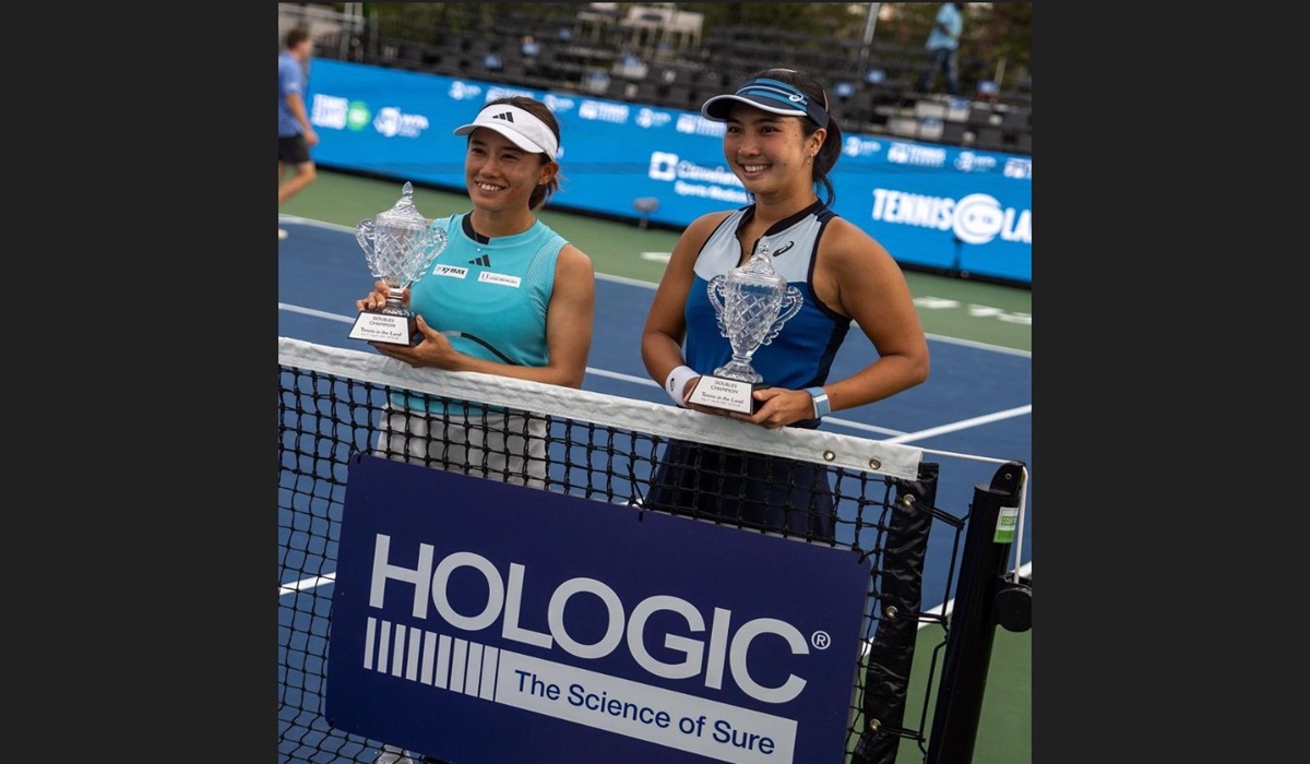 Pasangan ganda putri Aldila Sutjiadi (kanan) dan Miyu Kato