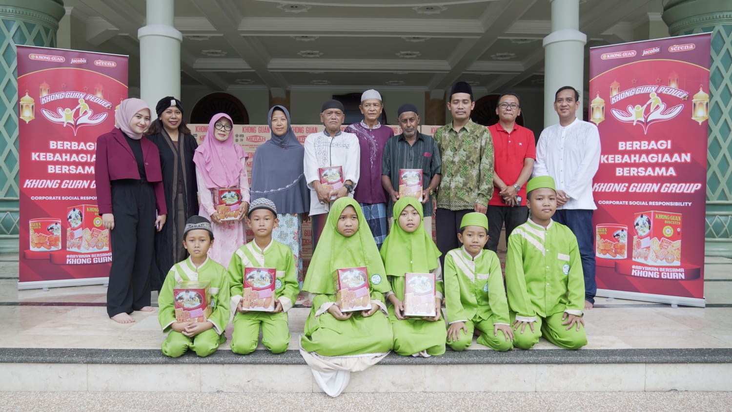 Pemberian bantuan biskuit di Masjid Agung Jami - Malang