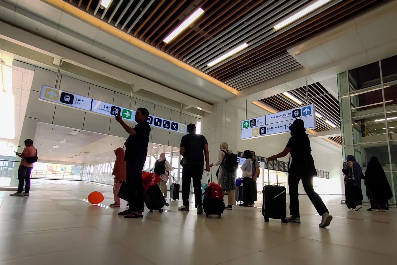 Para penumpang kereta cepat Whossh di Stasiun Padalarang