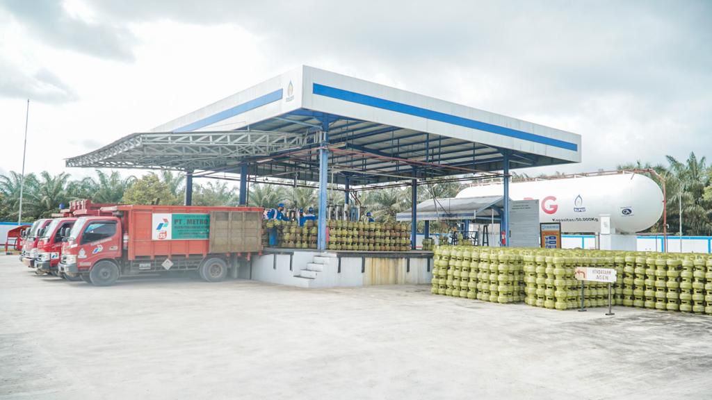 Pertamina tambah pasokan elpiji bersubsidi sebanyak 14.4 juta tabung di seluruh Indonesia.