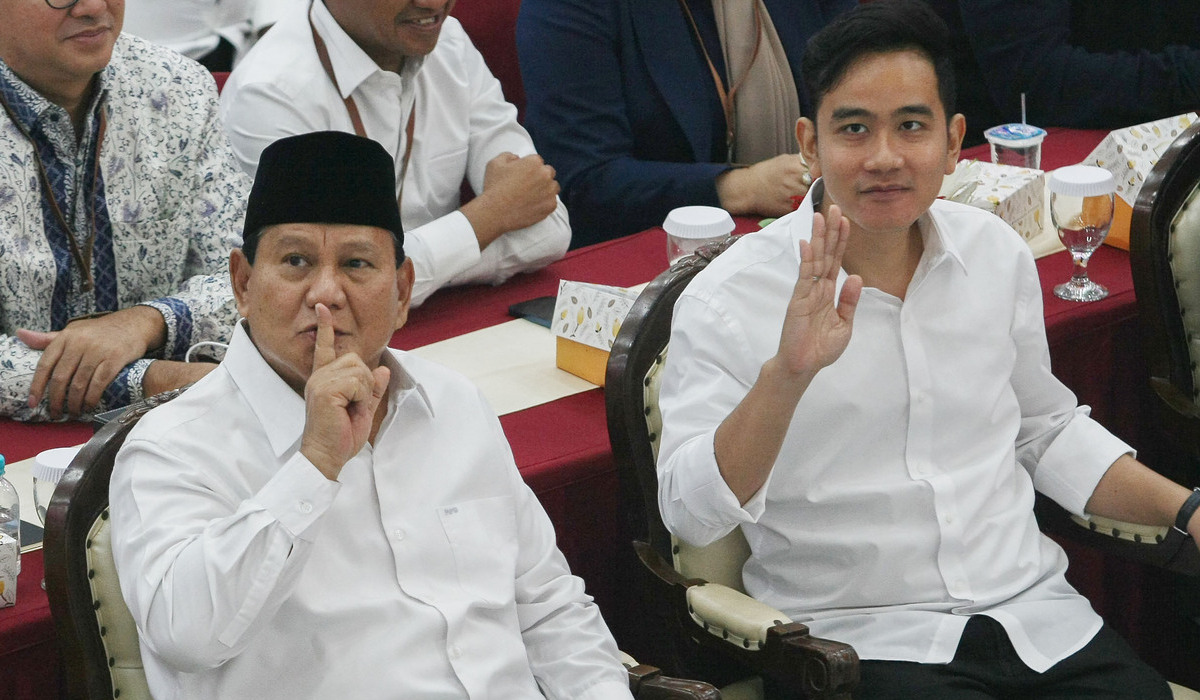 Prabowo Subianto dan Gibran Rakabuming Raka di gedung KPU, Jakarta, 24 April 2024.