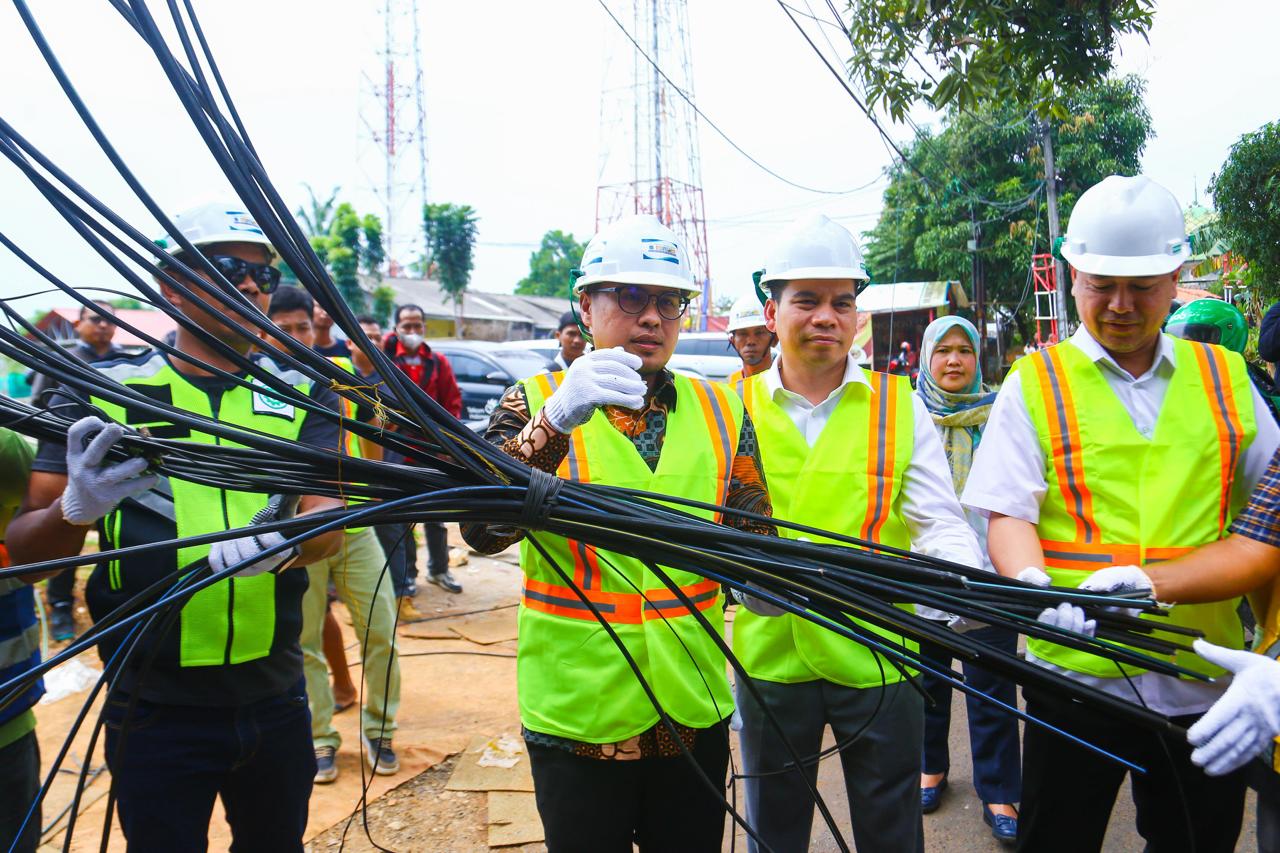 Wakil Wali Kota Tangerang Selatan gunting kabel fiber optik yang berantakan
