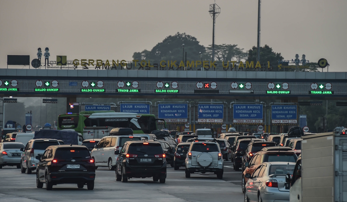 Sejumlah kendaraan melintas seekitar pukul 06.00-07.00 di Gerbang Tol Cikampek Utama menuju arah Tol Cipali 