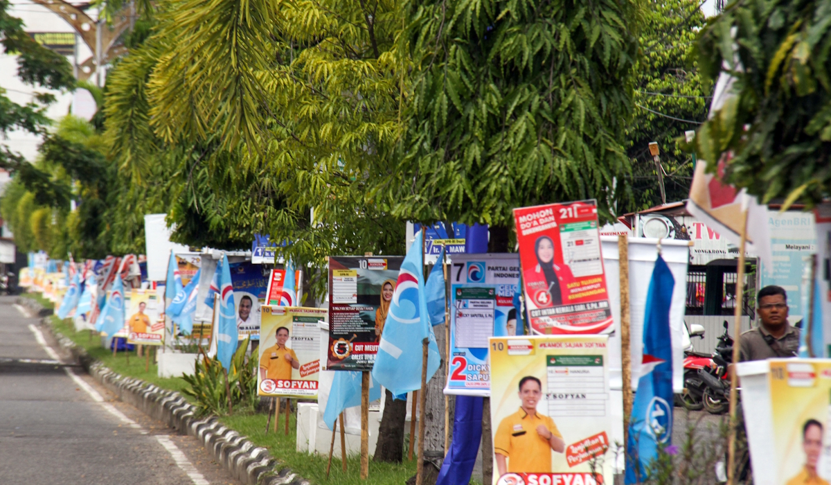 Ilustrasi: sejumlah Alat Peraga Kampaye (APK) milik Caleg dipaku di pohon di jalan Pase Kota Lhokseumawe, Aceh  