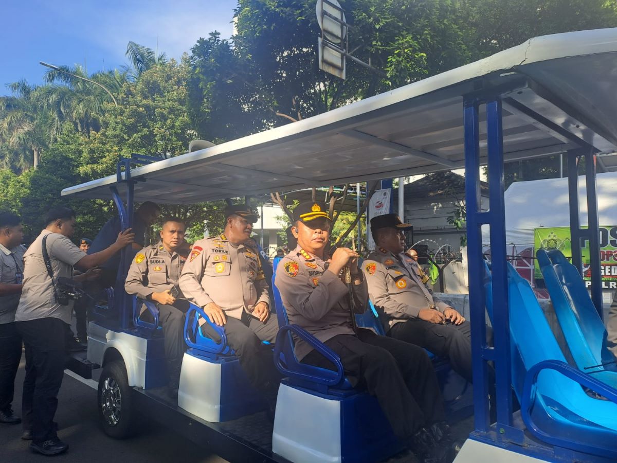 Polisi bersiaga di tengah sidang putusan sengketa pilpres.