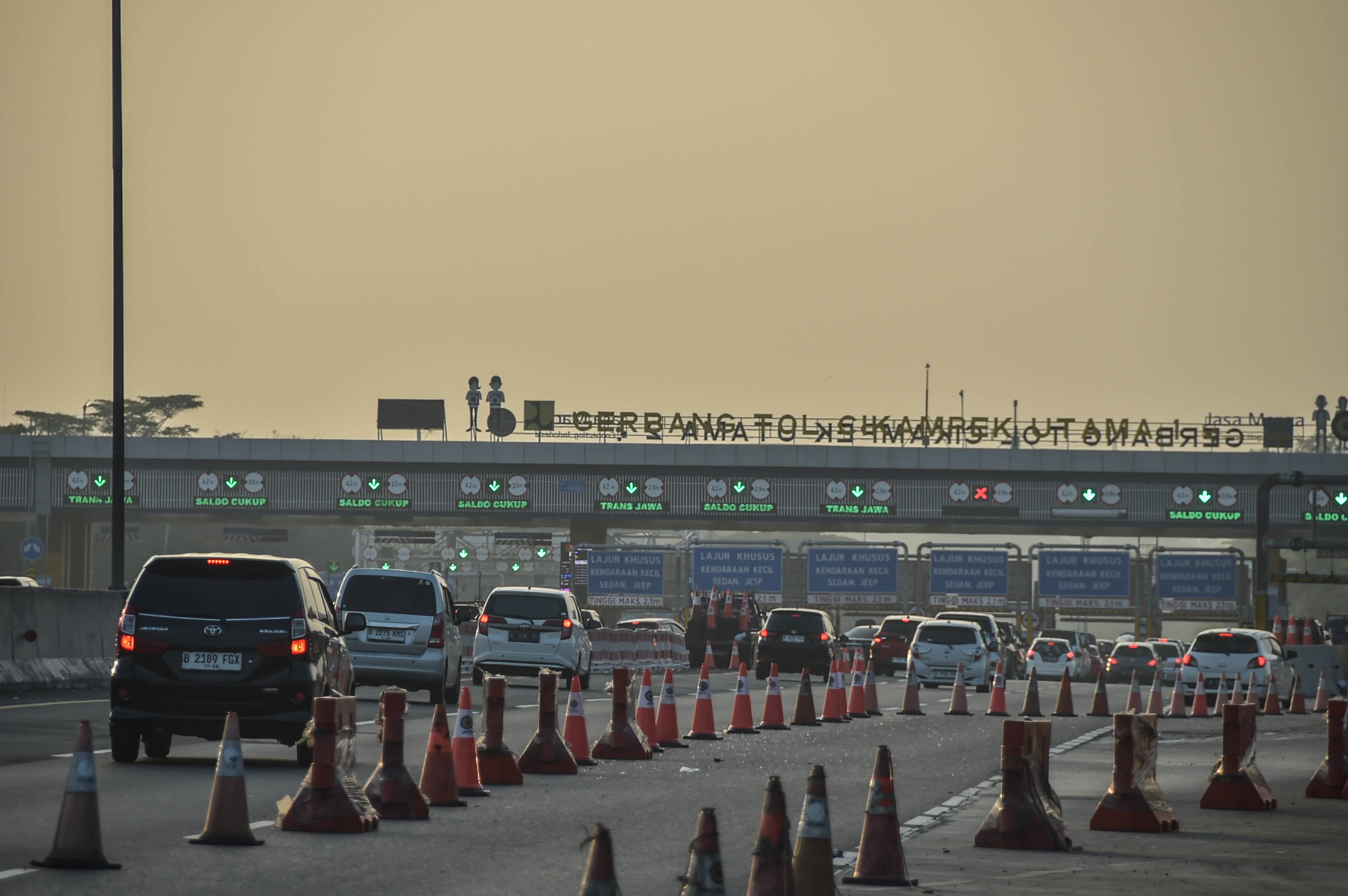 Sejumlah kendaraan melintas di Gerbang Tol Cikampek Utama