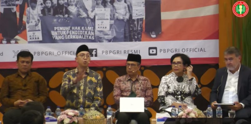 Konpes Seminar Internasional tentang kampanye “Go Public Fund Education”.