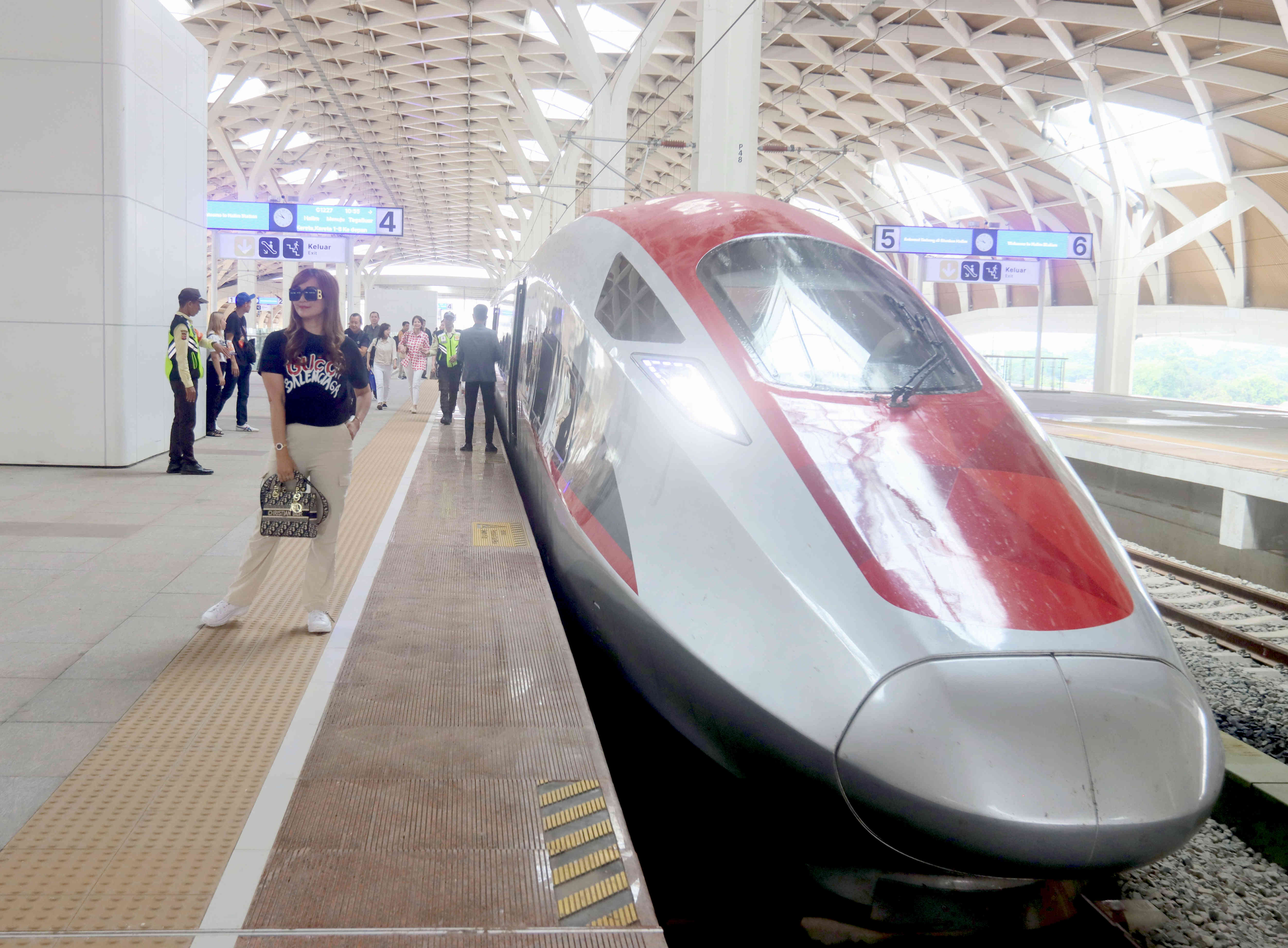 Penumpang menaiki Kereta Cepat Indonesia China KCIC / Kereta Cepat Jakarta Bandung / Whoosh.