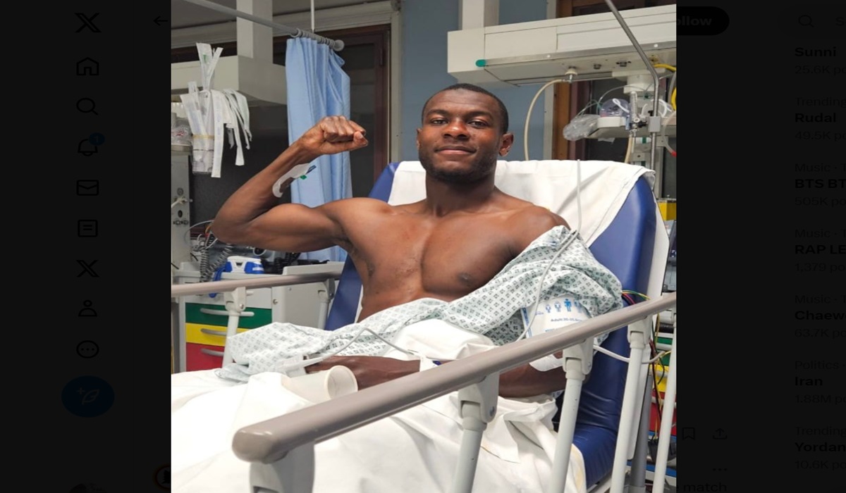 Bek AS Roma Evan Ndicka di tempat tidur rumah sakit di Udine usai pingsan di laga Serie A antara Udinese dan AS Roma. 