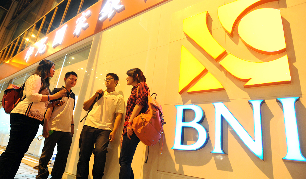 Sejumlah mahasiswa Indonesia yang sedang belajar di Hong Kong, berbincang di dekat logo bank BNI, di Hong Kong, Sabtu (6/10/2012). 