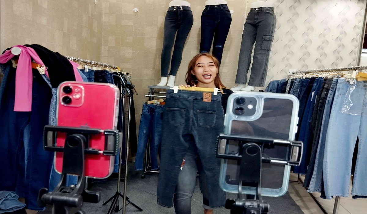 Pedagang menjajakan dagangannya secara live online di Pasar Tanah Abang Blok A, Jakarta.