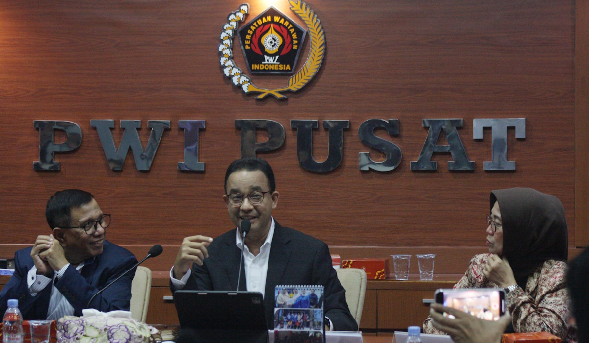 Ketua PWI Pusat Hendry CH Bangun (kiri), Anies Baswedan (tengah), dan Ketua Dewan Pers Ninik Rahayu pada acara Dialog Bersama PWI