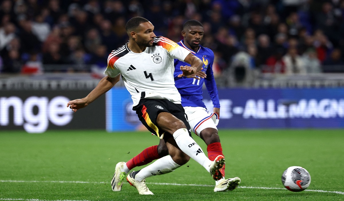Bek timnas Jerman Jonathan Tah (kiri) tampil di laga persahabatan melawan timnas Prancis. 