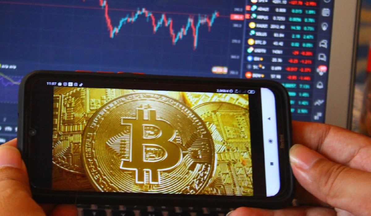 Ilustrasi: pelaku bisnis kripto memantau grafik perkembangan nilai aset kripto, Bitcoin di Malang, Jawa Timur, Sabtu 